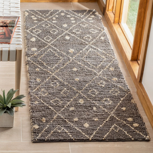 Safavieh Bohemian 2'-6" x 8'-0" Rug in Grey / White
