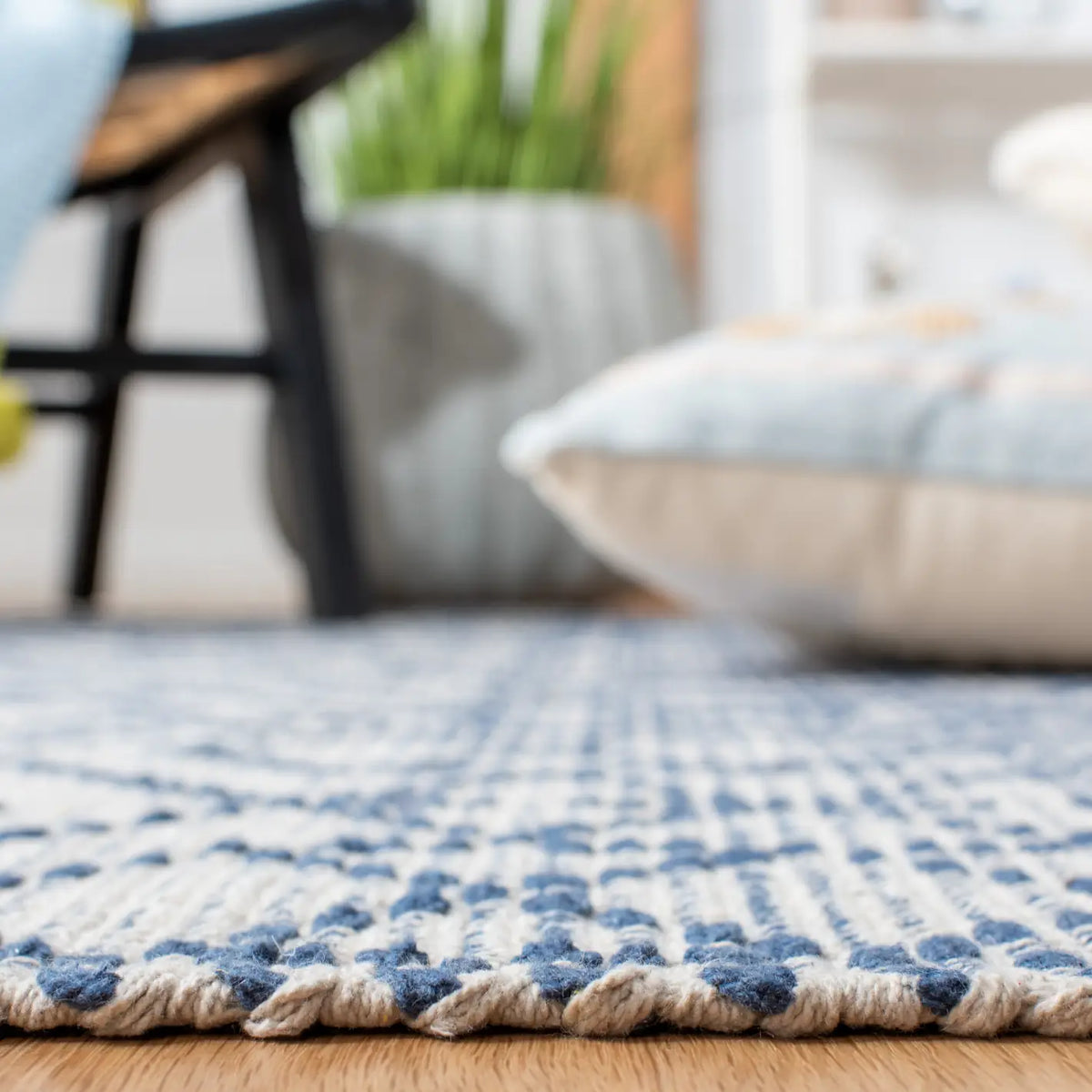 Safavieh Montauk 4'-0" x 6'-0" Rug in Navy / Beige