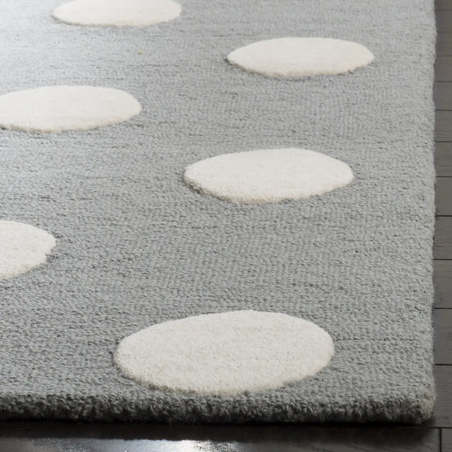 Safavieh Safavieh Kids 5'-0" x 7'-0" Rug in Grey / Ivory