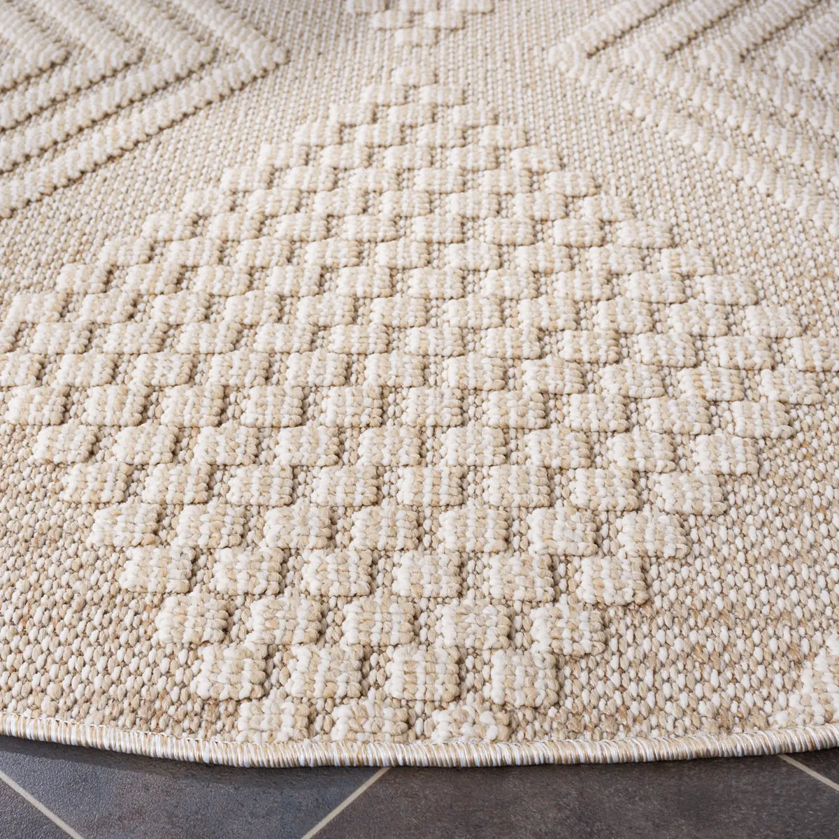 Safavieh Global 6'-7" x 6'-7" Rug in Beige / Ivory