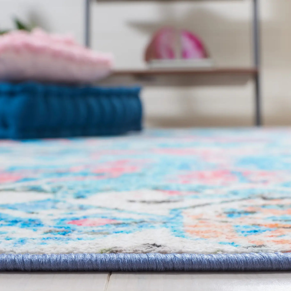 Safavieh Riviera 4'-5" x 6'-5" Rug in Light Blue / Pink