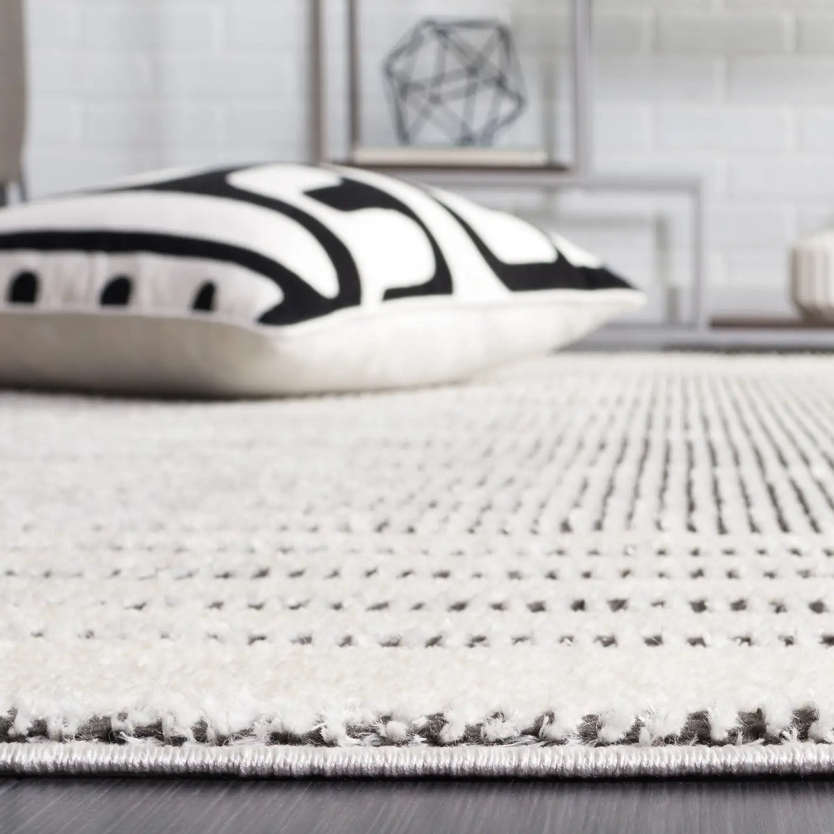 Safavieh Melody 4'-0" x 6'-0" Rug in Ivory / Black