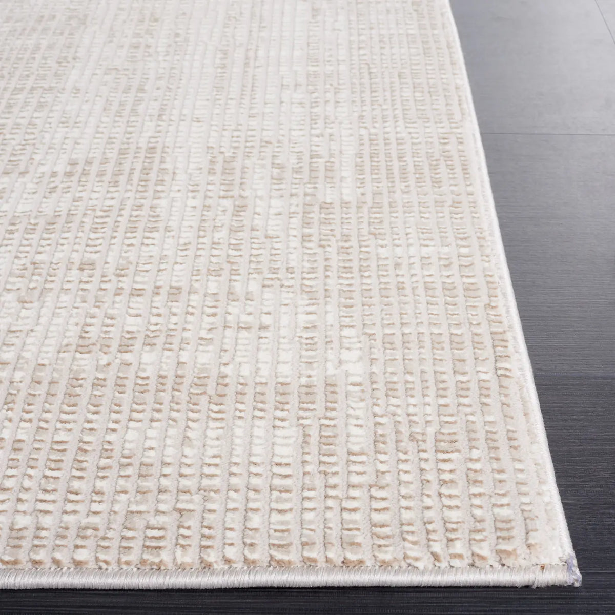 Safavieh Continental 4'-0" x 6'-0" Rug in Ivory / Beige