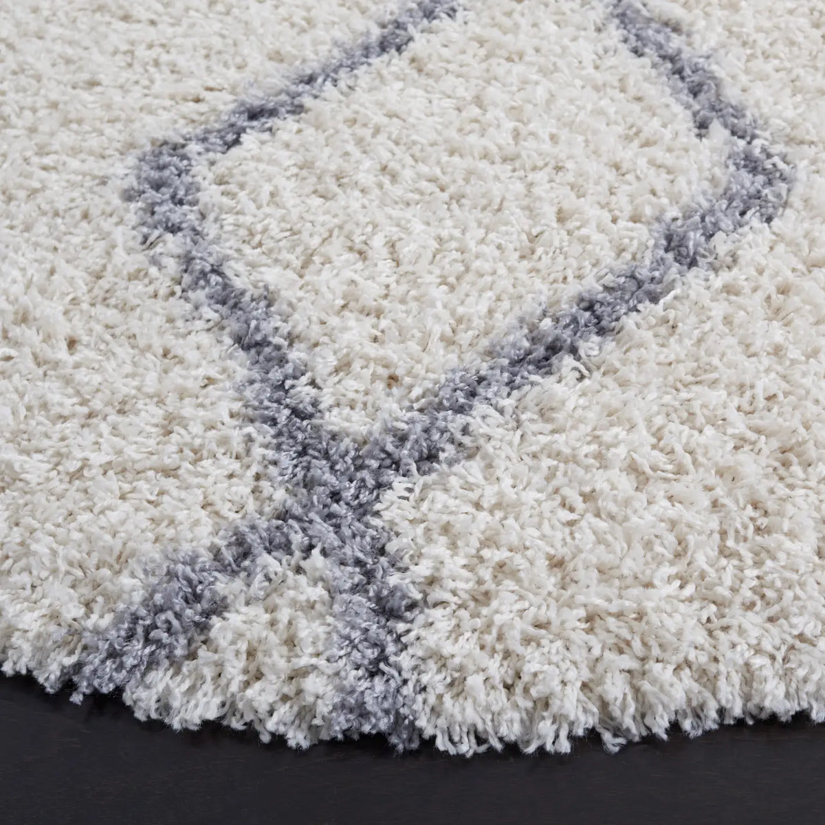 Safavieh Venus Shag 600 6'-7" x 6'-7" Rug in Ivory / Grey