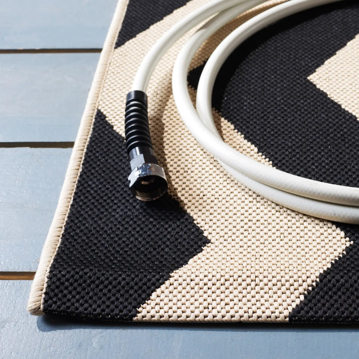 Safavieh Courtyard 4'-0" x 5'-7" Rug in Black / Beige