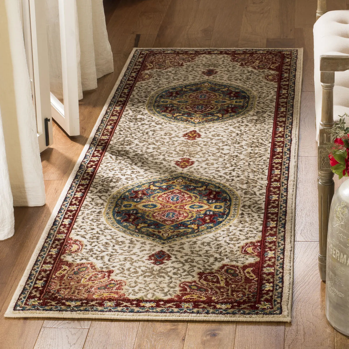 Safavieh Kashan 2'-6" x 8'-0" Rug in Ivory / Red