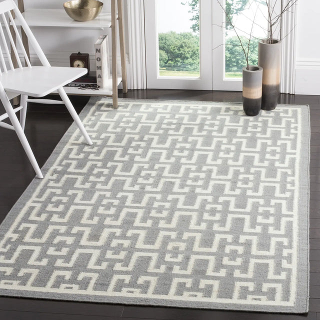 Safavieh Dhurries 4'-0" x 6'-0" Rug in Soft Grey / Ivory