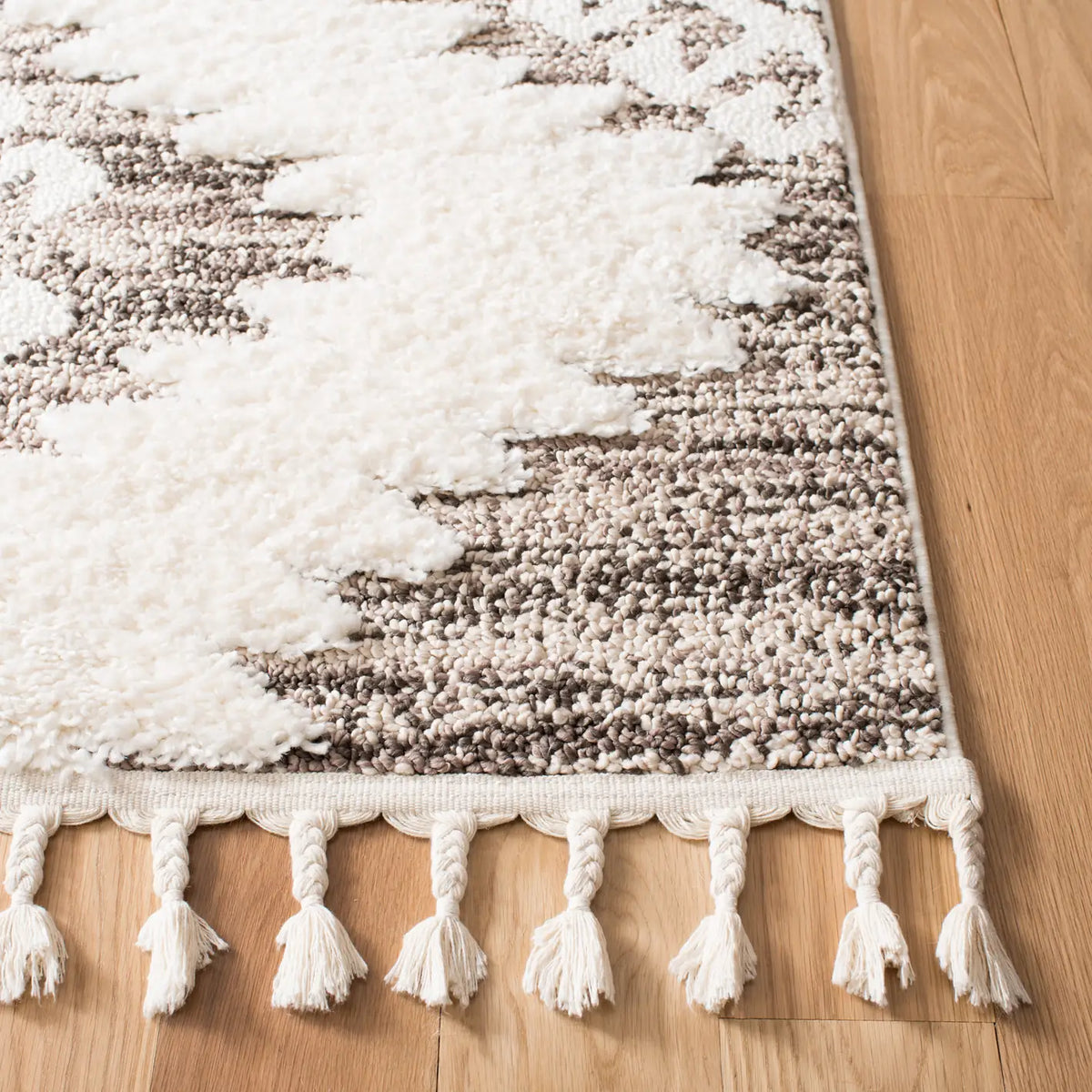 Safavieh Moroccan Tassel Shag 4'-0" x 6'-0" Rug in Ivory / Brown