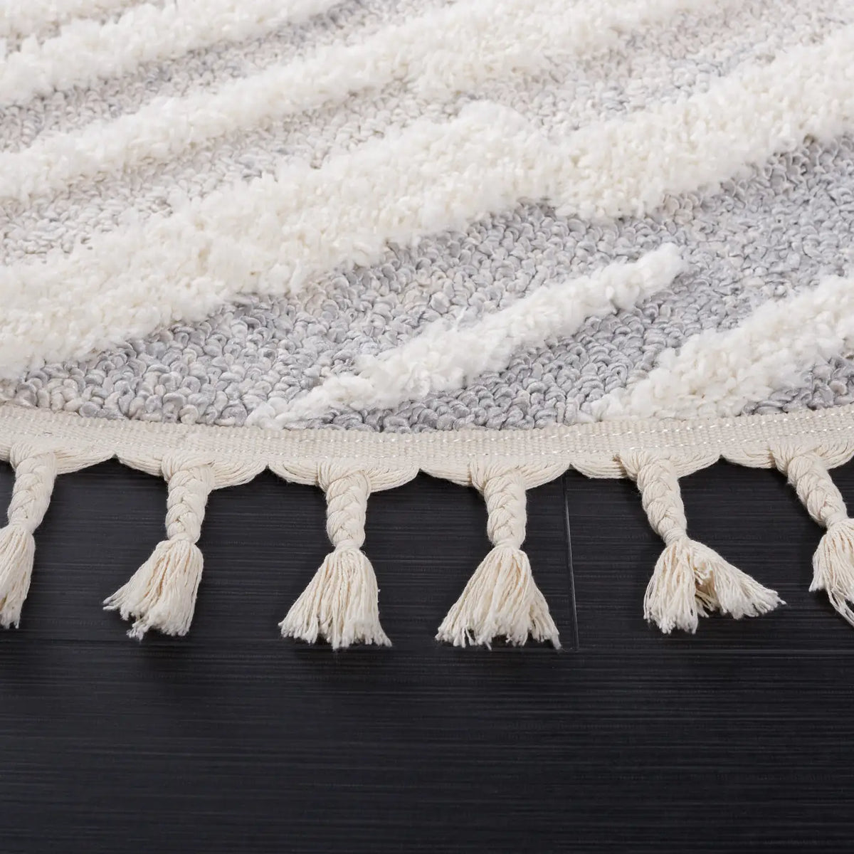 Safavieh Moroccan Tassel Shag 6'-7" x 6'-7" Rug in Beige / Ivory