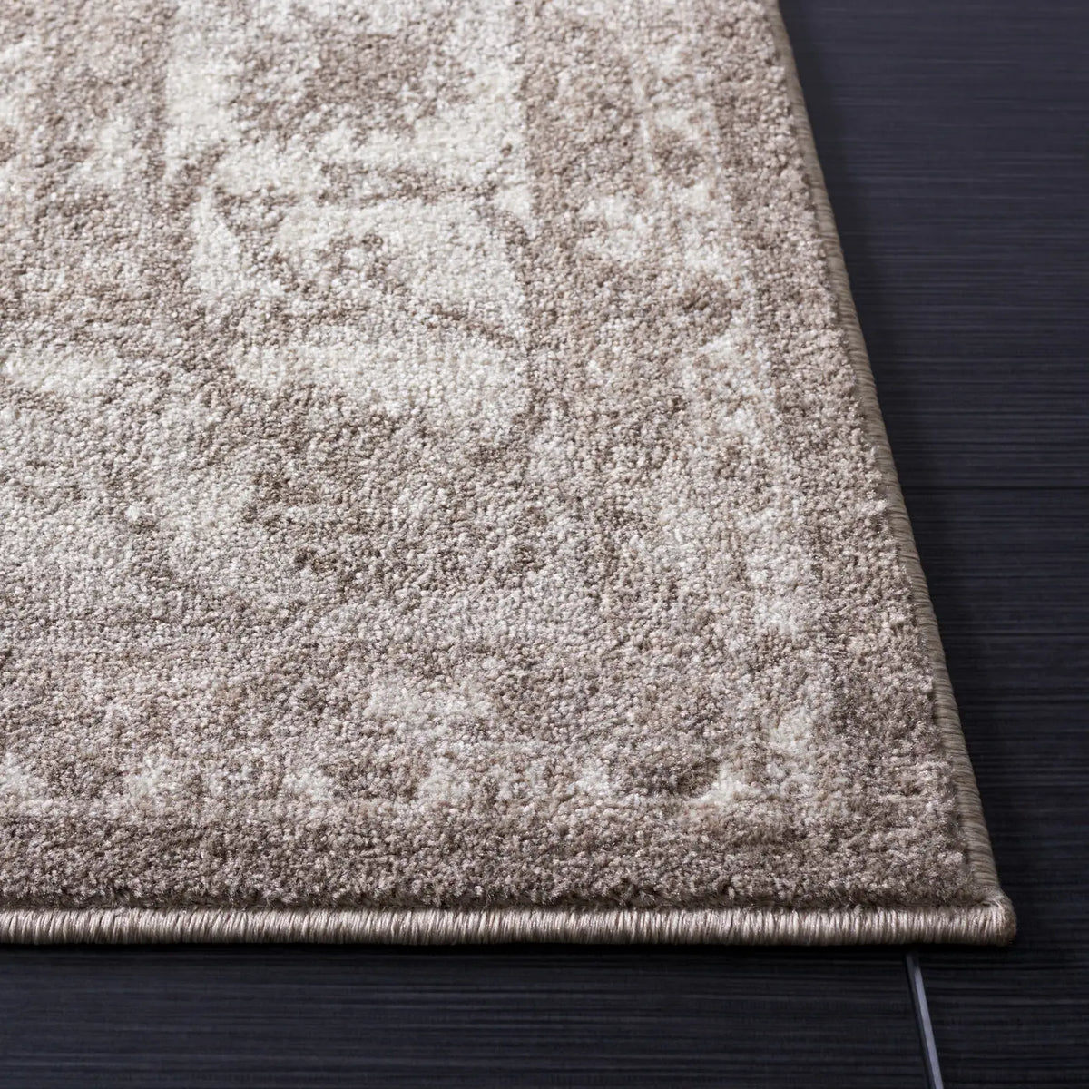 Safavieh Sofia 4'-0" x 5'-7" Rug in Tan / Beige