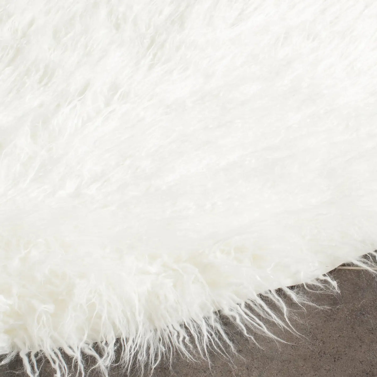 Safavieh Faux Sheep Skin 5'-0" x 8'-0" Rug in Ivory