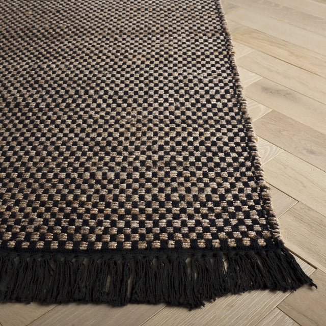 Safavieh Montauk 4'-0" x 6'-0" Rug in Natural / Black