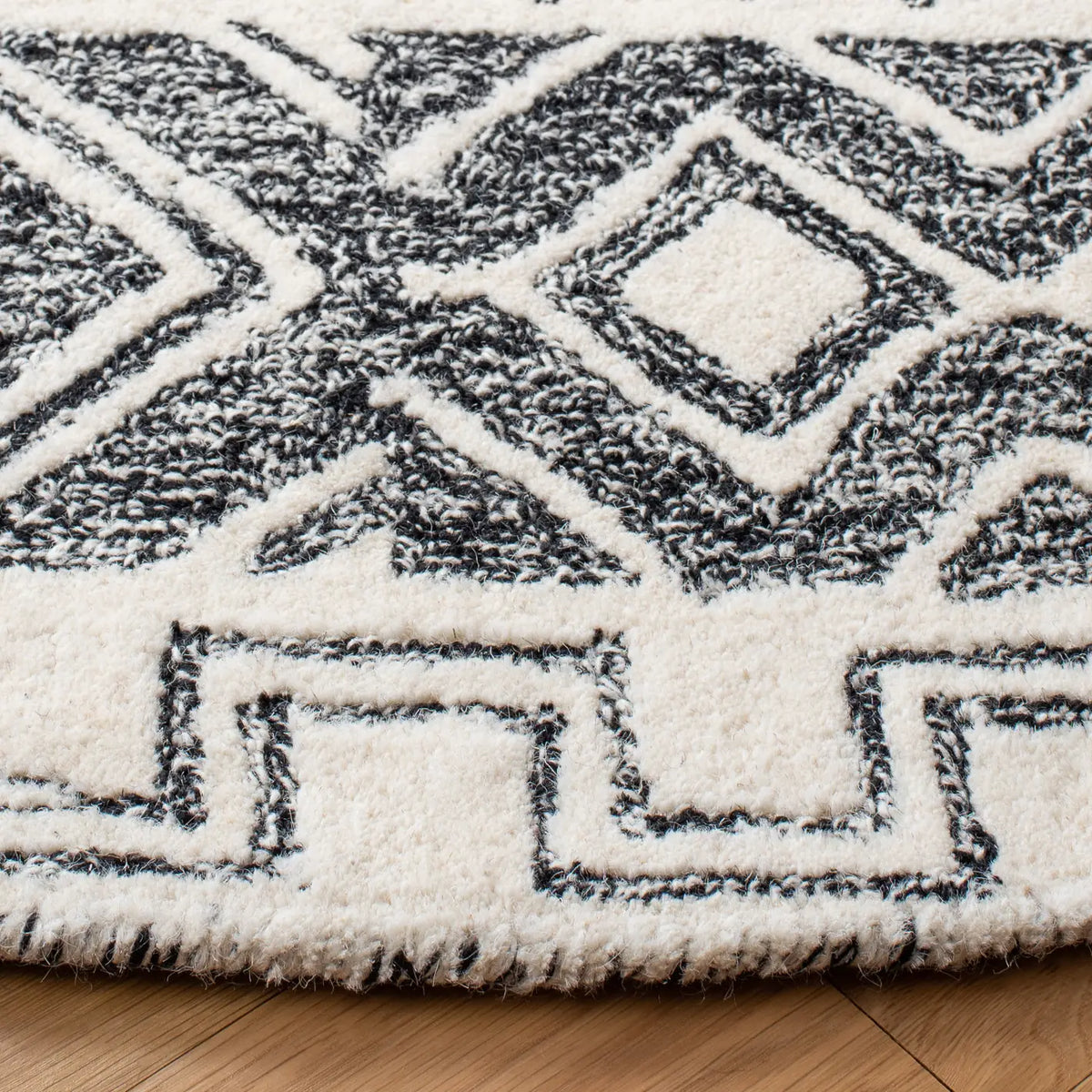 Safavieh Abstract 6'-0" x 6'-0" Rug in Ivory / Black