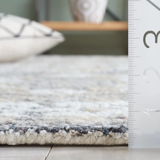 Safavieh Antiquity 4'-0" x 6'-0" Rug in Ivory / Brown