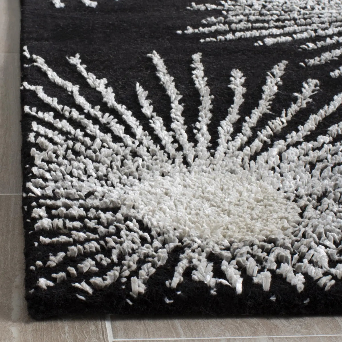 Safavieh Soho 5'-0" x 8'-0" Rug in Black / White
