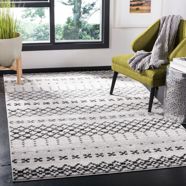 Safavieh Adirondack 4'-0" x 6'-0" Rug in Grey / Ivory