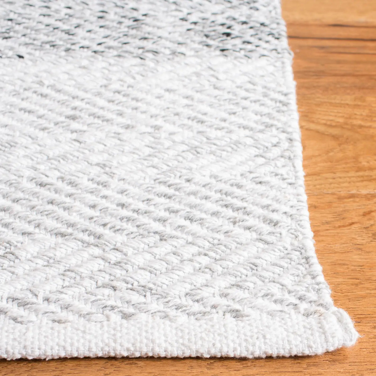 Safavieh Nantucket 4'-0" x 6'-0" Rug in Ivory / Charcoal