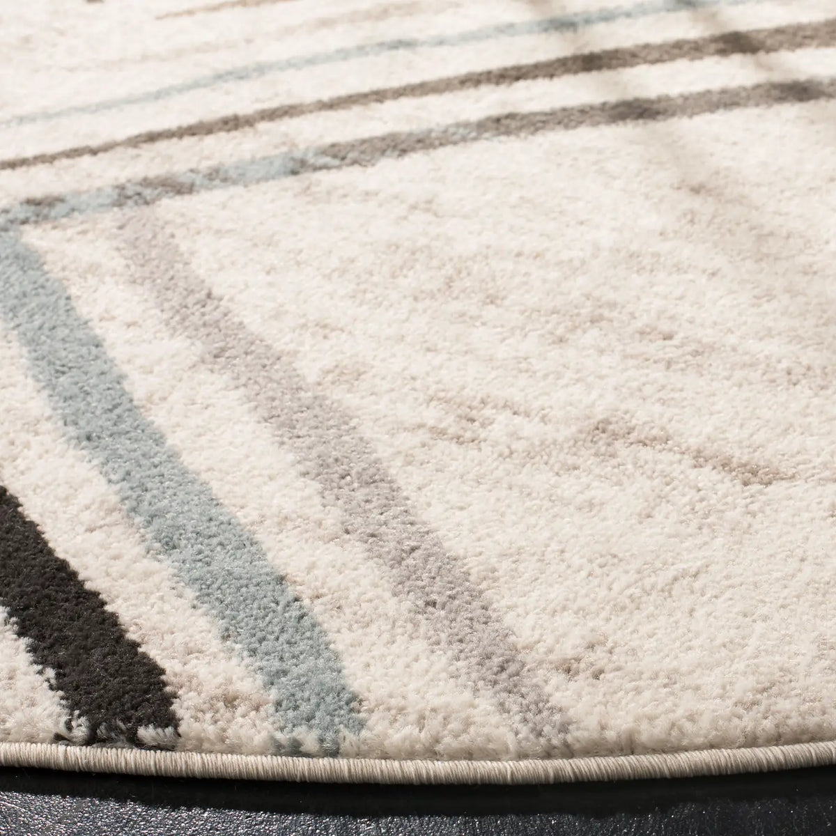 Safavieh Amsterdam 5'-1" x 5'-1" Rug in Cream / Charcoal