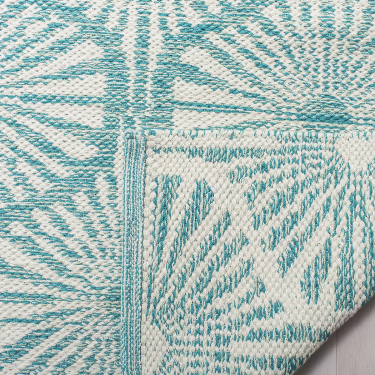 Safavieh Montauk 5'-0" x 8'-0" Rug in Aqua / Ivory