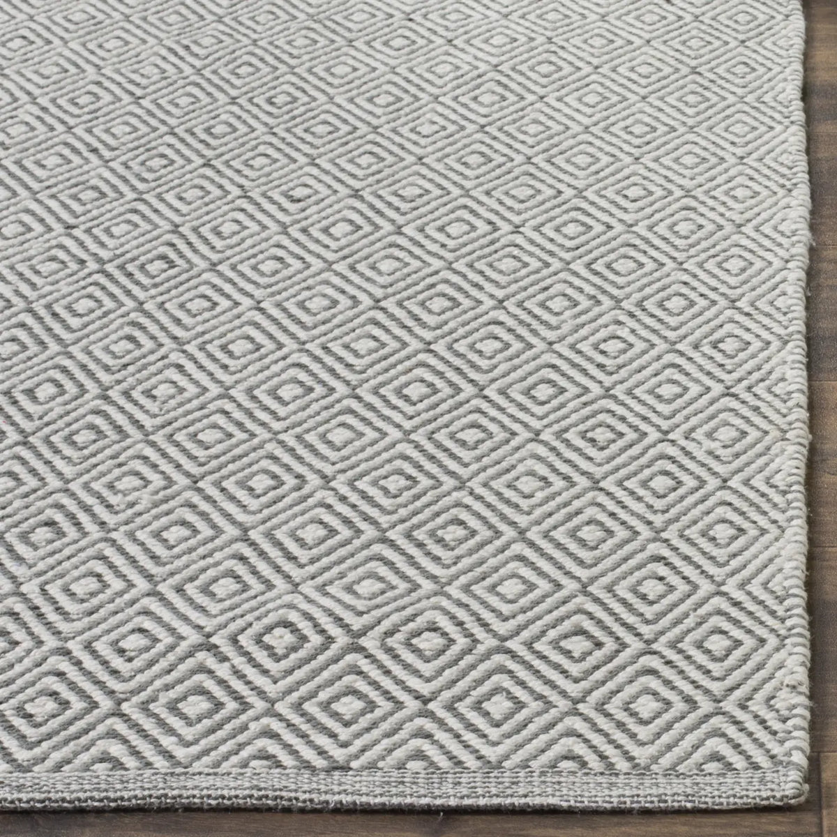 Safavieh Montauk 4'-0" x 6'-0" Rug in Ivory / Grey