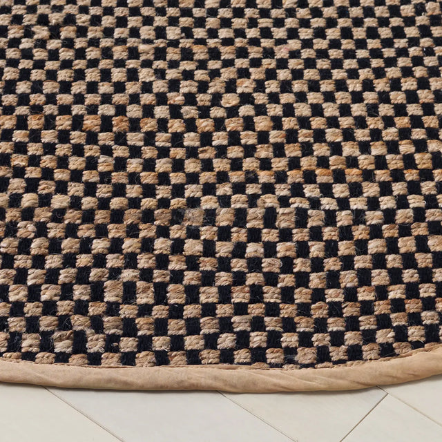 Safavieh Montauk 6'-0" x 6'-0" Rug in Natural / Black
