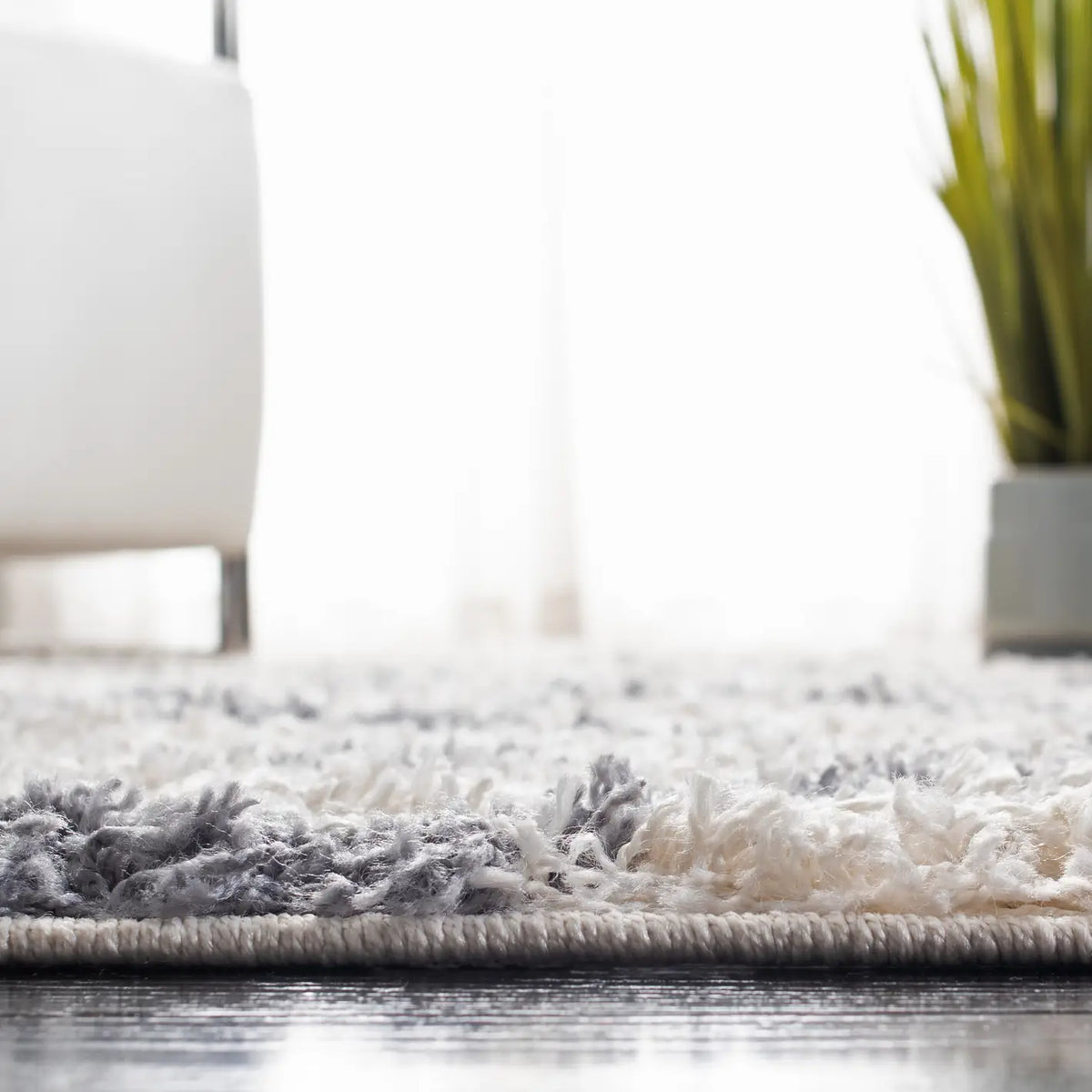 Safavieh Venus Shag 600 4'-0" x 6'-0" Rug in Ivory / Grey