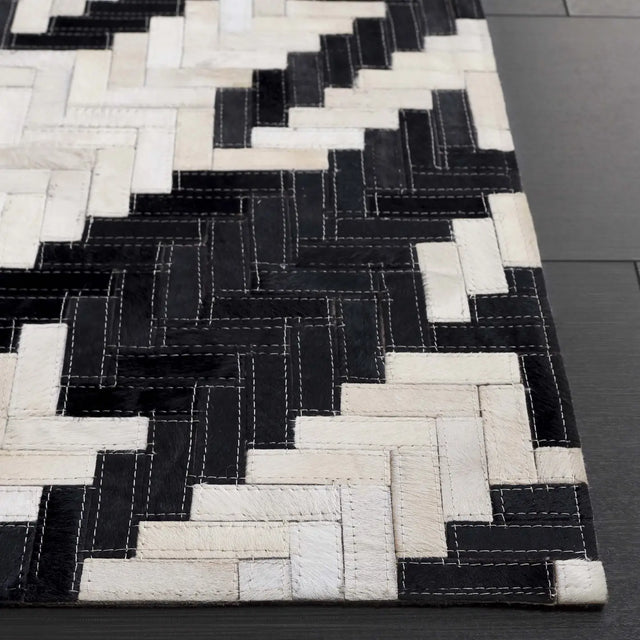 Safavieh Studio Leather 4'-0" x 6'-0" Rug in Ivory / Black