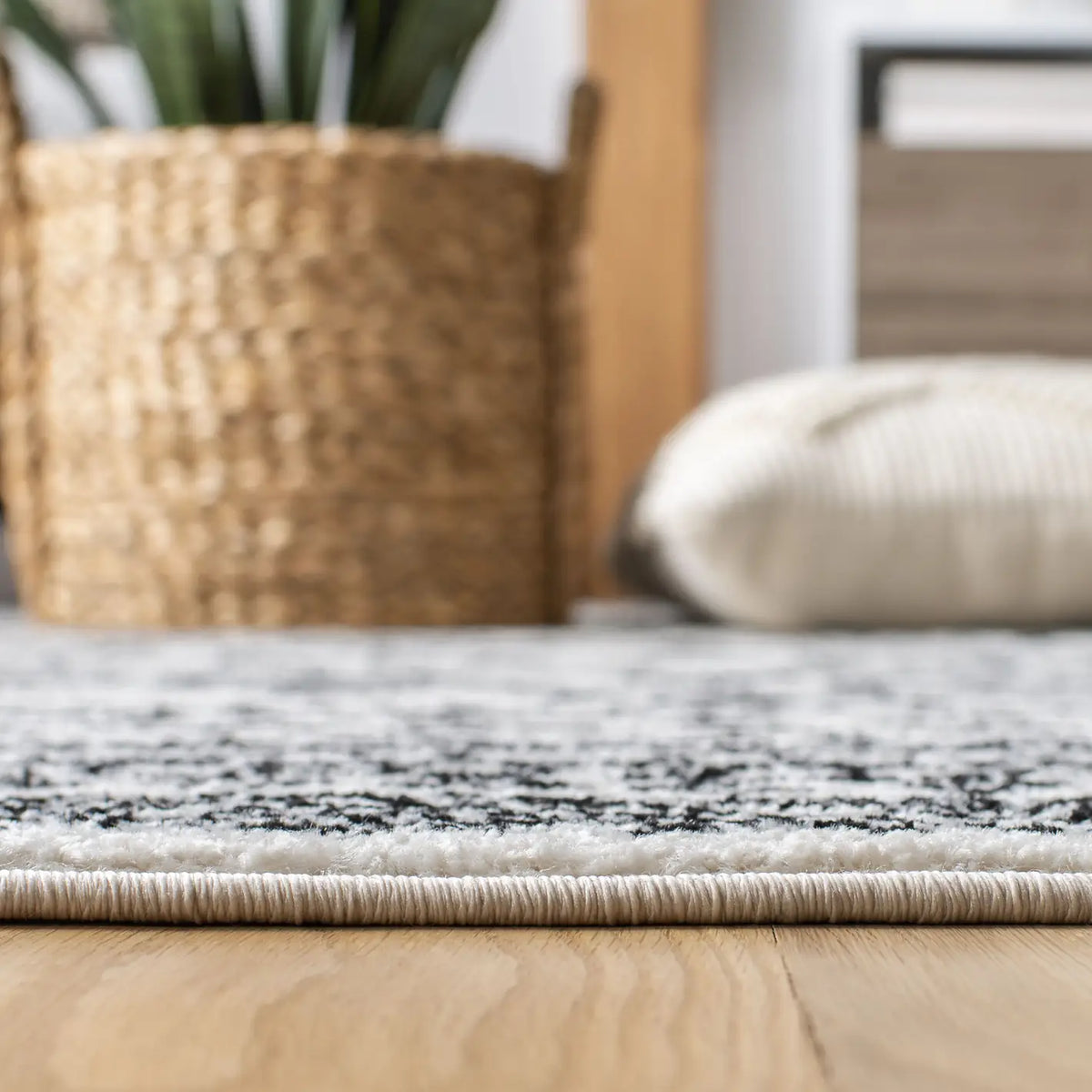 Safavieh Tulum 4'-0" x 6'-0" Rug in Ivory / Black