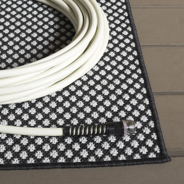 Safavieh Terrace 800 4'-0" x 6'-0" Rug in Black / White