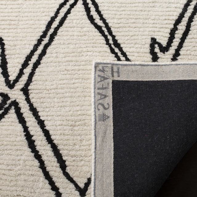 Safavieh Casablanca 5'-0" x 8'-0" Rug in Ivory / Black