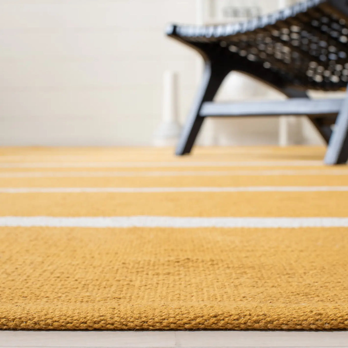 Safavieh Montauk 4'-0" x 6'-0" Rug in Gold / Ivory