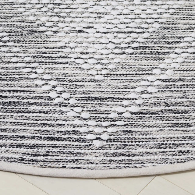 Safavieh Montauk 6'-0" x 6'-0" Rug in Black / Ivory