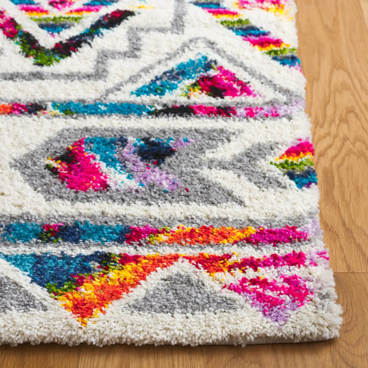Safavieh Fiesta Shag 4'-0" x 6'-0" Rug in Cream / Multi