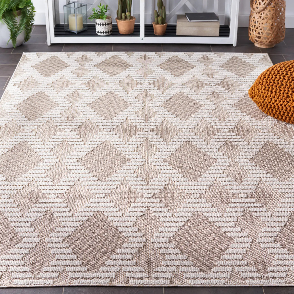 Safavieh Global 4'-0" x 6'-0" Rug in Beige / Ivory