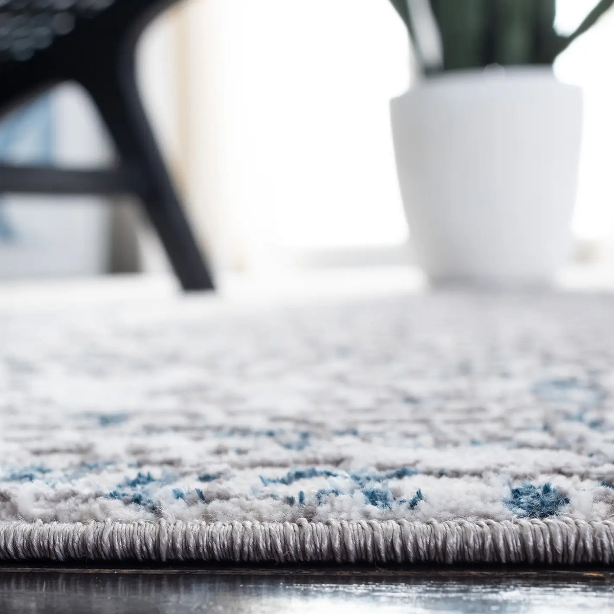Safavieh Amelia 4'-5" x 6'-5" Rug in Grey / Blue