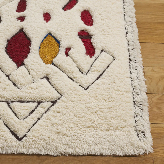 Safavieh Casablanca 4'-0" x 6'-0" Rug in Ivory / Red