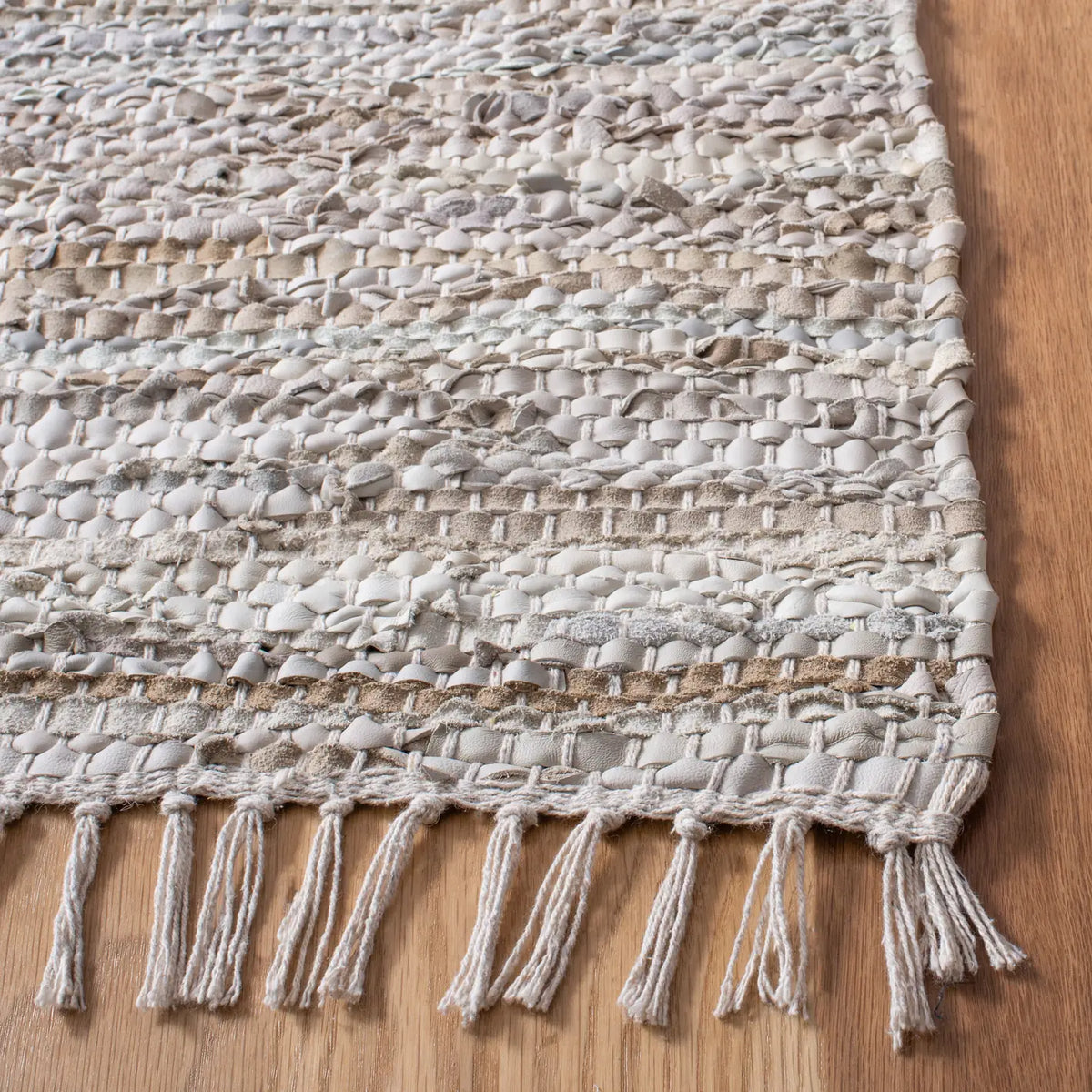 Safavieh Vintage Leather 4'-0" x 6'-0" Rug in Beige