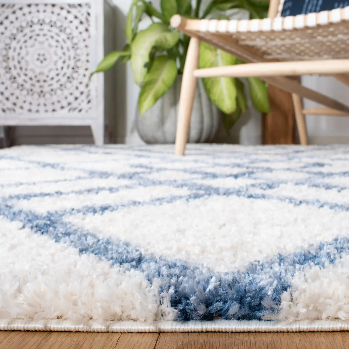Safavieh Berber Shag 200 4'-0" x 6'-0" Rug in Ivory / Blue