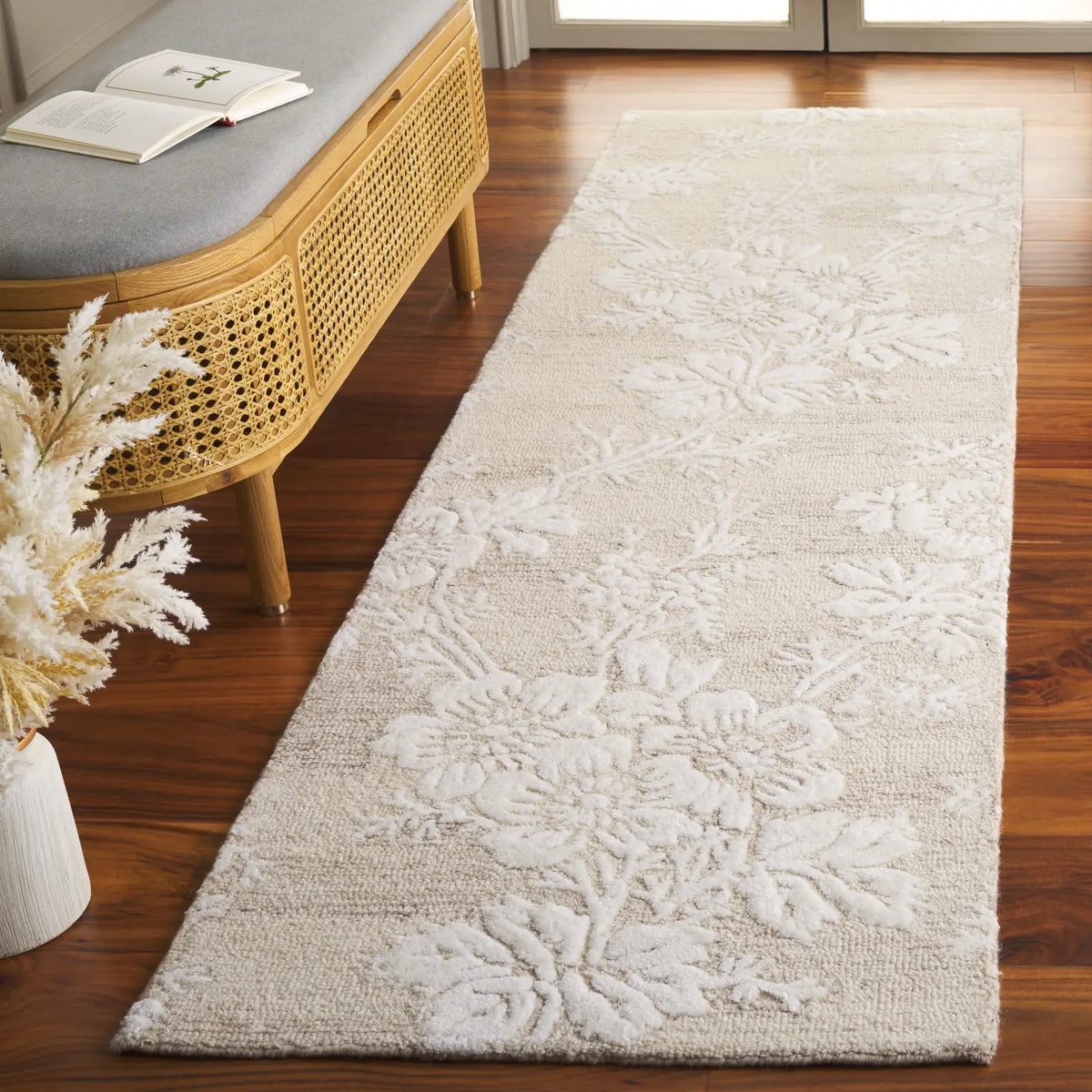 Safavieh Glamour 2'-3" x 8'-0" Rug in Beige / Ivory