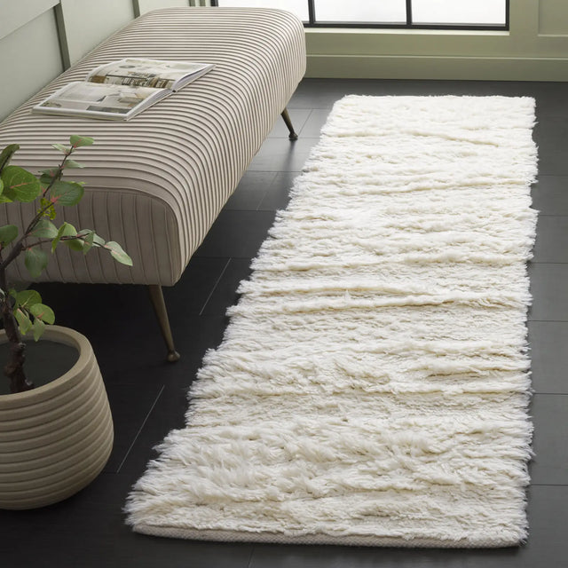 Safavieh Casablanca 2'-3" x 8'-0" Rug in Ivory