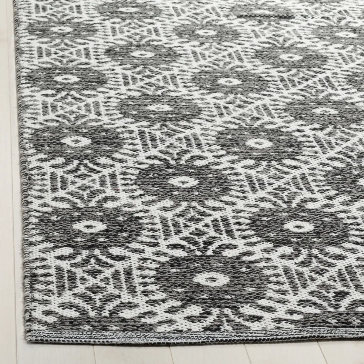 Safavieh Montauk 5'-0" x 8'-0" Rug in Black / Ivory
