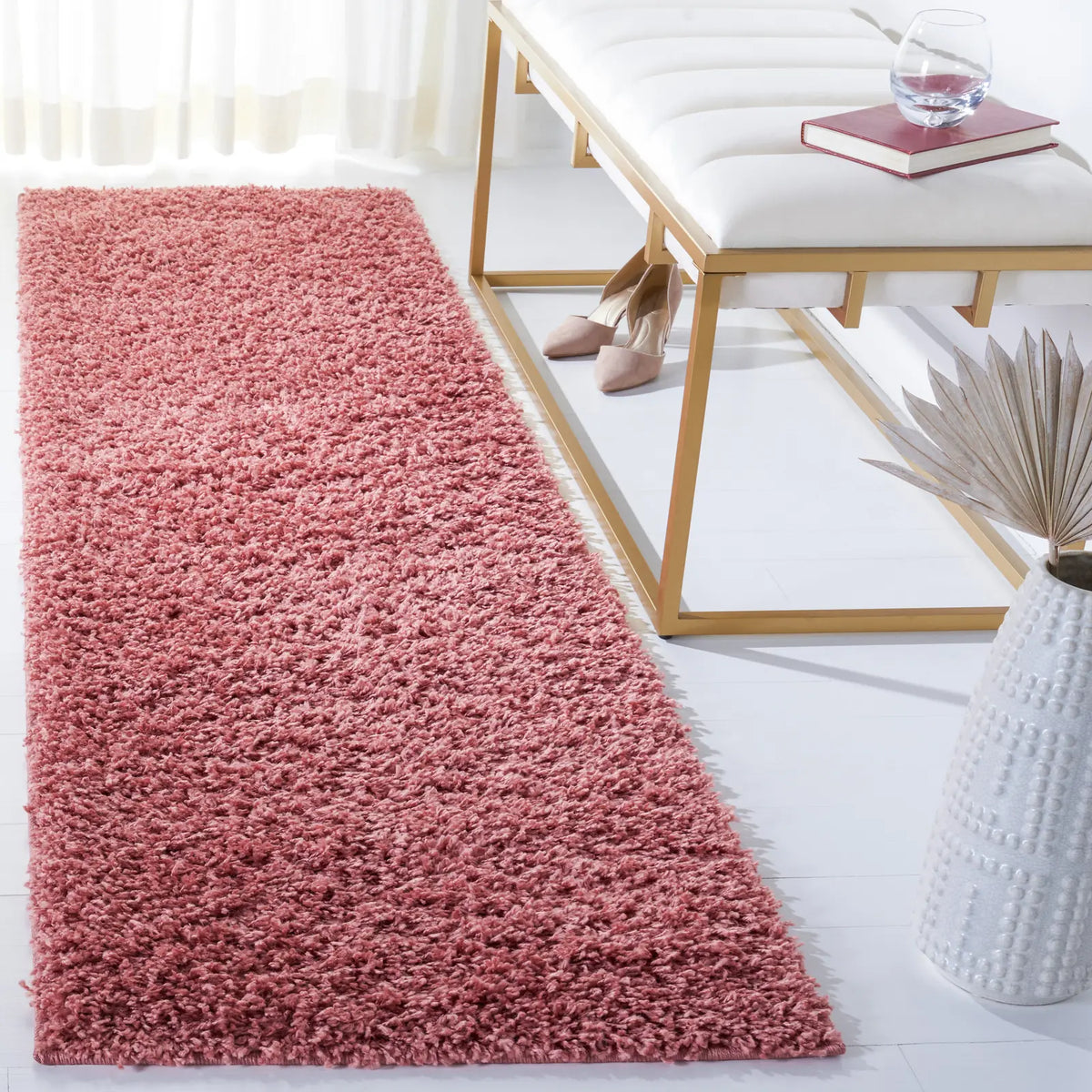 Safavieh Venus Shag 500 2'-2" x 8'-0" Rug in Pink