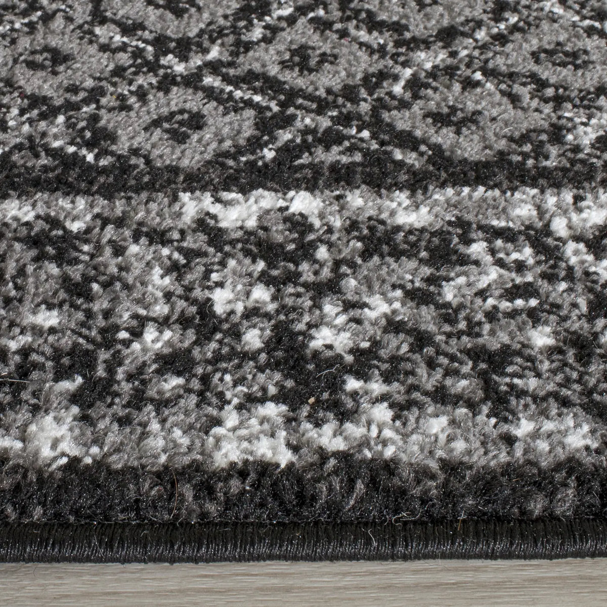 Safavieh Adirondack 2'-6" x 8'-0" Rug in Black / Silver