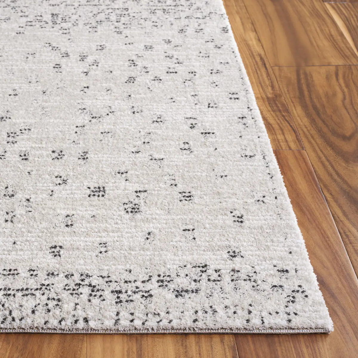 Safavieh Northport 4'-0" x 6'-0" Rug in Ivory / Charcoal