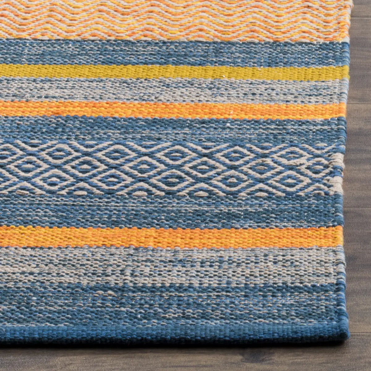Safavieh Montauk 4'-0" x 6'-0" Rug in Blue / Orange
