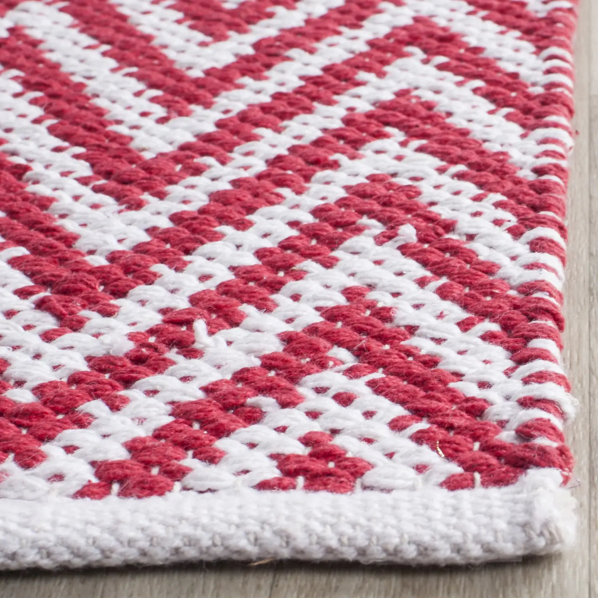 Safavieh Montauk 5'-0" x 7'-0" Rug in Red / Ivory