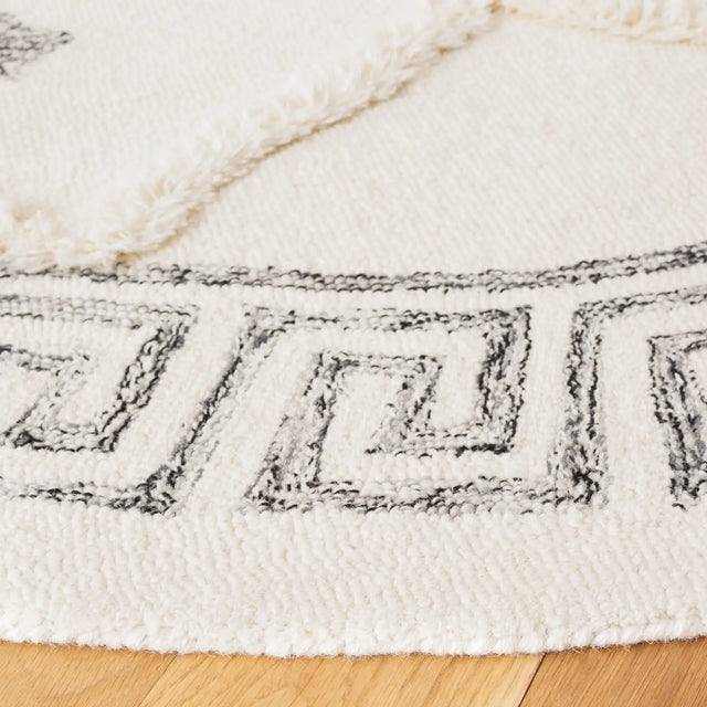 Safavieh Casablanca 6'-0" x 6'-0" Rug in Ivory / Black