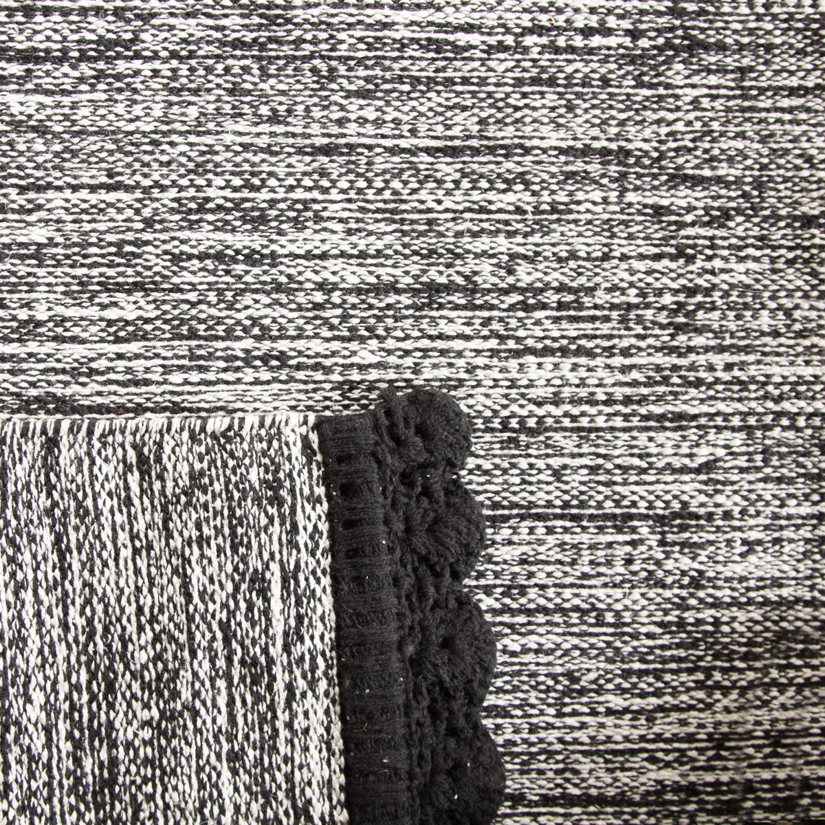 Safavieh Montauk 5'-0" x 8'-0" Rug in Black