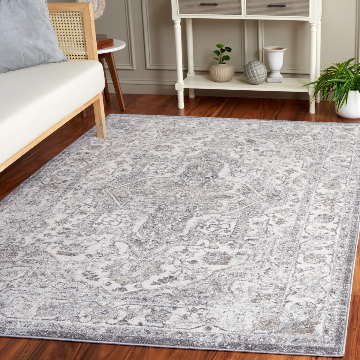 Safavieh Opal 4'-0" x 6'-0" Rug in Grey / Ivory