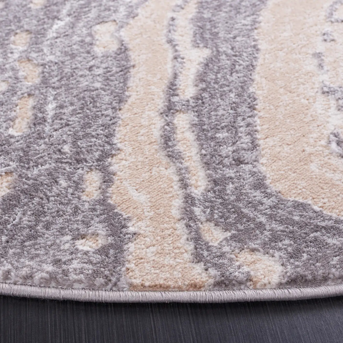 Safavieh Amelia 6'-7" x 6'-7" Rug in Beige / Grey